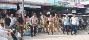 Polsek Langsa Bersama Satpol PP Lakukan Penataan Pedagang Kaki Lima di Pasar Kota