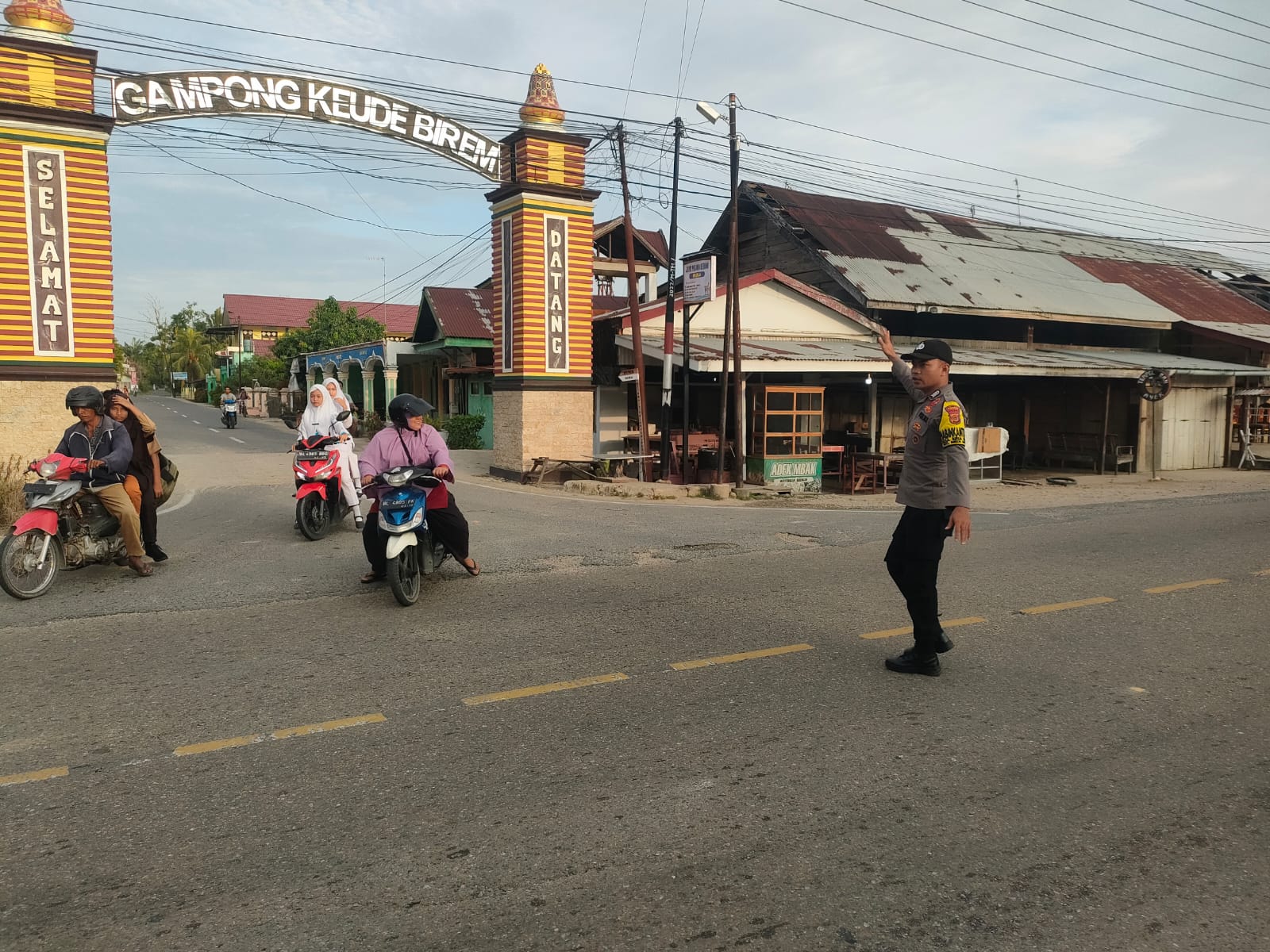 Polsek Birem Bayeun Laksanakan Protap 01 untuk Jaga Ketertiban Lalu Lintas Pagi Hari