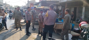 Polsek Langsa Kawal Penertiban PKL di Kawasan Pasar Kota