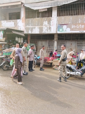Polsek Langsa Kawal Himbauan Larangan Berjualan di Luar Area yang Telah Ditetapkan di Pusat Pasar Kota Langsa