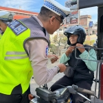 Satlantas Polres Langsa Edukasi Pengendara Melalui Pembagian Stiker Tertib Lalu Lintas