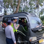 Satlantas Polres Langsa Gelar Himbauan dan Pembagian Brosur Tertib Berlalu Lintas kepada Pengemudi Angkutan Umum