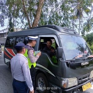 Satlantas Polres Langsa Gelar Himbauan dan Pembagian Brosur Tertib Berlalu Lintas kepada Pengemudi Angkutan Umum