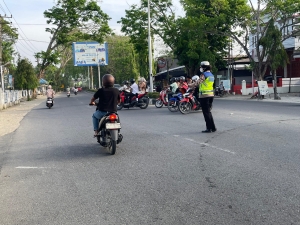 Satlantas Polres Langsa Laksanakan Strong Point dan Pengaturan Lalu Lintas di Jalan Ahmad Yani