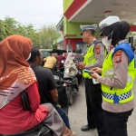 Satlantas Polres Langsa Edukasi Pengguna Jalan Melalui Pembagian Leaflet di SPBU Galon Harapan