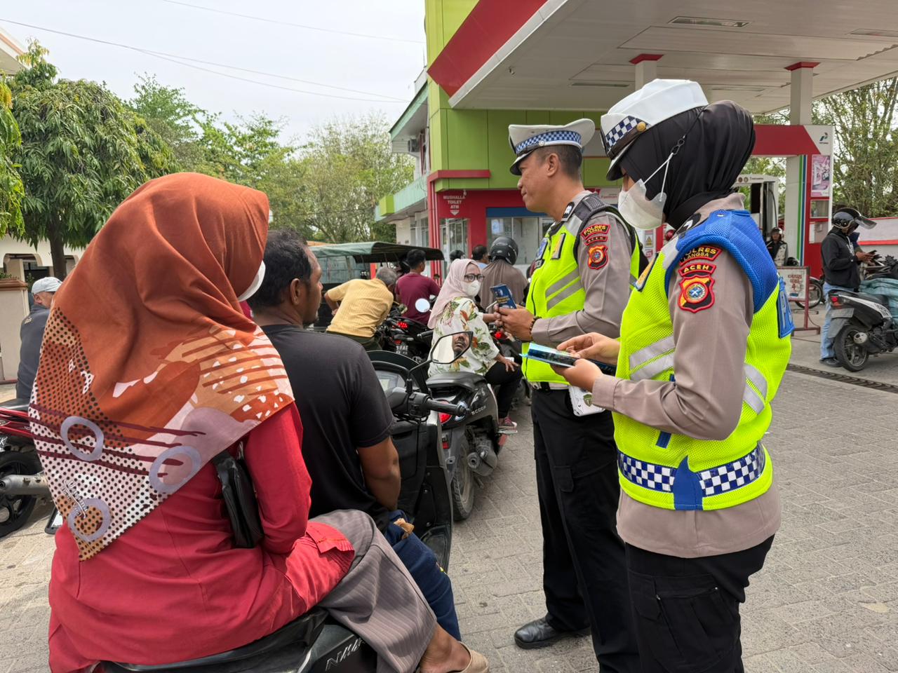 Satlantas Polres Langsa Edukasi Pengguna Jalan Melalui Pembagian Leaflet di SPBU Galon Harapan