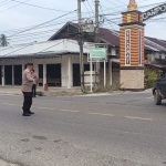 Personel Polsek Birem Bayeun Laksanakan Protap 01 untuk Kelancaran Lalu Lintas di Kawasan Sekolah