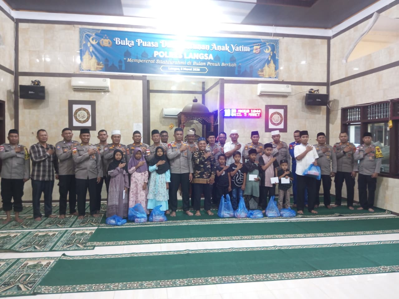 Polres Langsa Gelar Buka Puasa Bersama dan Santuni Anak Yatim di Masjid Babuttaqwa