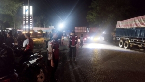 Polsek Manyak Payed Lakukan Pengamanan Antrean BBM di SPBU Dua Dara