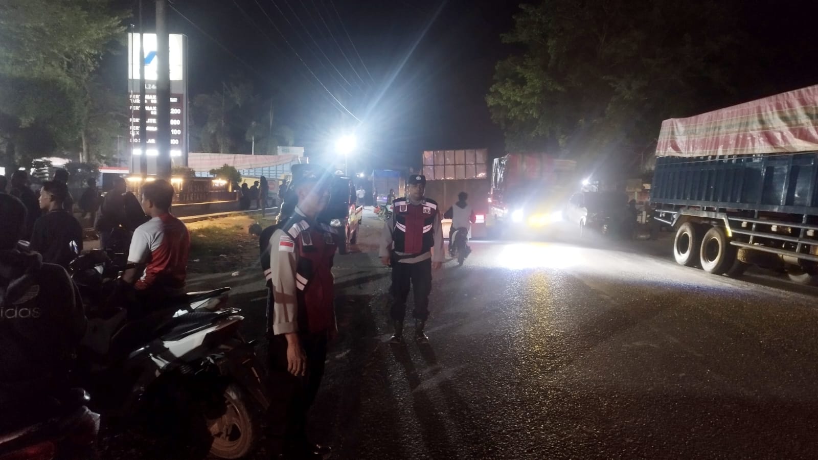 Polsek Manyak Payed Lakukan Pengamanan Antrean BBM di SPBU Dua Dara