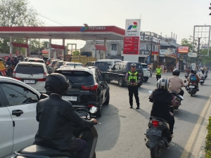 Satlantas Polres Langsa Laksanakan Pengaturan Lalu Lintas di SPBU Harapan Antisipasi Kemacetan
