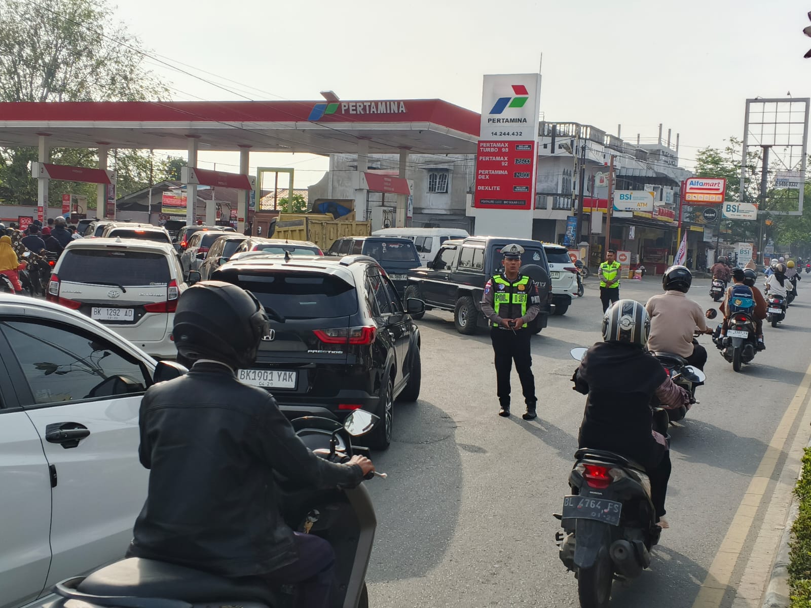 Satlantas Polres Langsa Laksanakan Pengaturan Lalu Lintas di SPBU Harapan Antisipasi Kemacetan