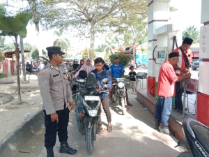 Polsek Manyak Payed Pantau Aktivitas Pengisian BBM di SPBU Dua Dara