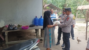 Polsek Sungai Raya Salurkan Bantuan Sosial Kapolri kepada Warga Kurang Mampu