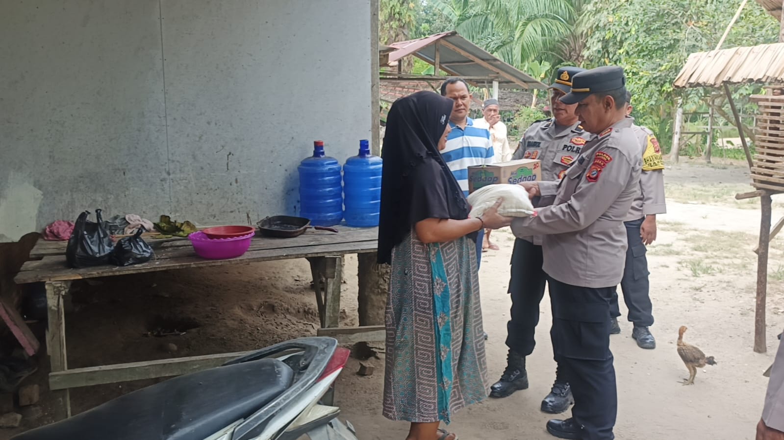 Polsek Sungai Raya Salurkan Bantuan Sosial Kapolri kepada Warga Kurang Mampu