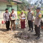 Jum’at Berkah, Polsek Manyak Payed Salurkan Bantuan Sembako dari Kapolri untuk Warga Kurang Mampu