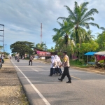 Personel Polsek Sungai Raya Laksanakan Pengaturan Lalu Lintas di Kawasan Sekolah