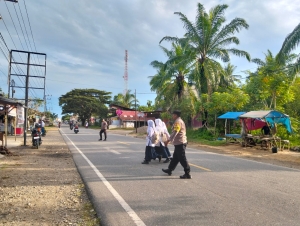 Personel Polsek Sungai Raya Laksanakan Pengaturan Lalu Lintas di Kawasan Sekolah