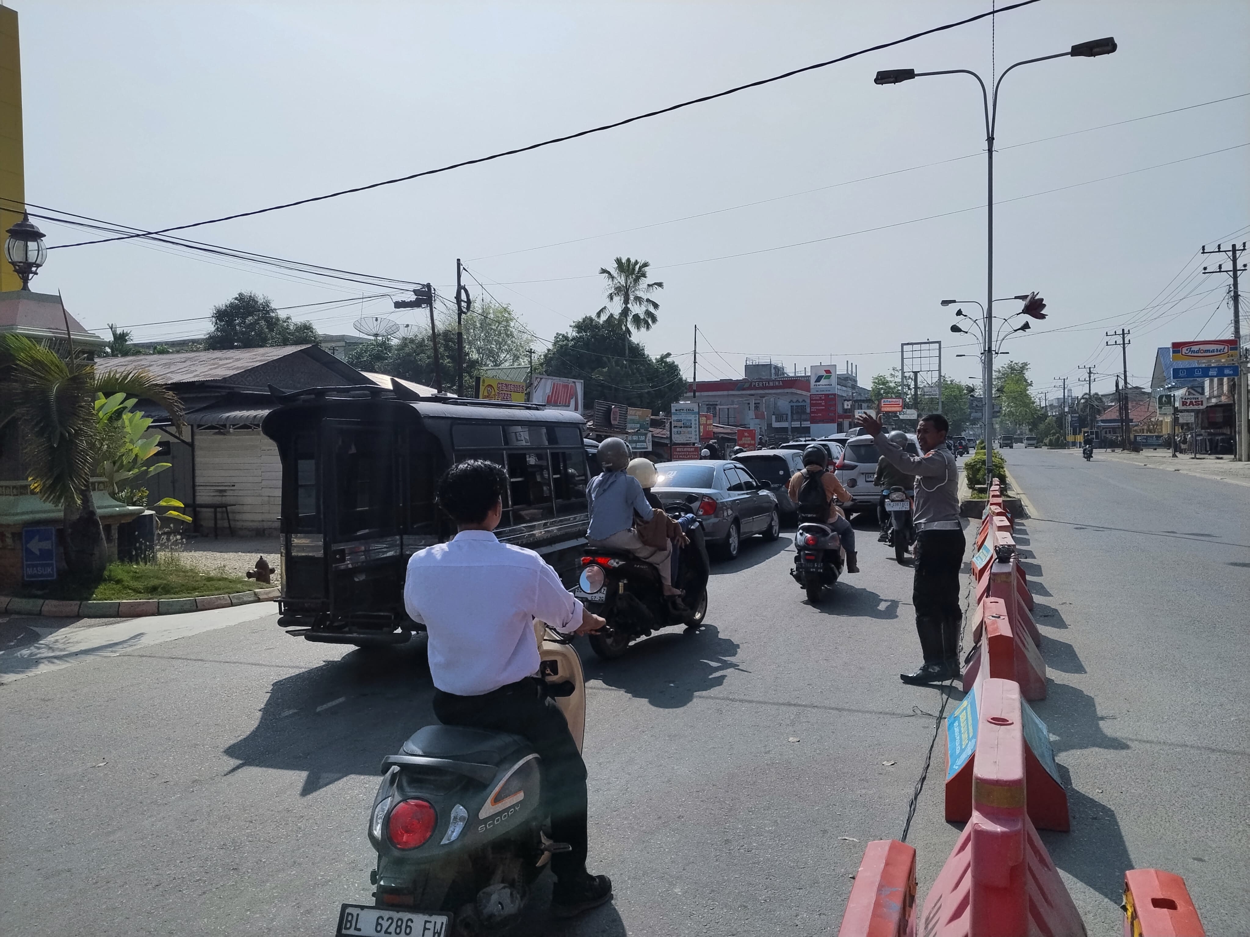 Satlantas Polres Langsa Atur Arus Kendaraan di SPBU Antisipasi Kemacetan
