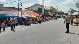 Personel Polsek Sungai Raya Laksanakan Pengaturan Lalu Lintas di Simpang Pasar Pekan