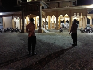Polsek Birem Bayeun Laksanakan Pengamanan Sholat Tarawih di Sejumlah Masjid
