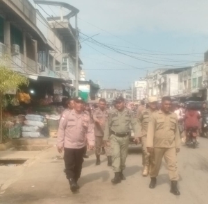 Polsek Langsa Kawal Himbauan Penataan Pedagang Kaki Lima di Pusat Pasar Kota