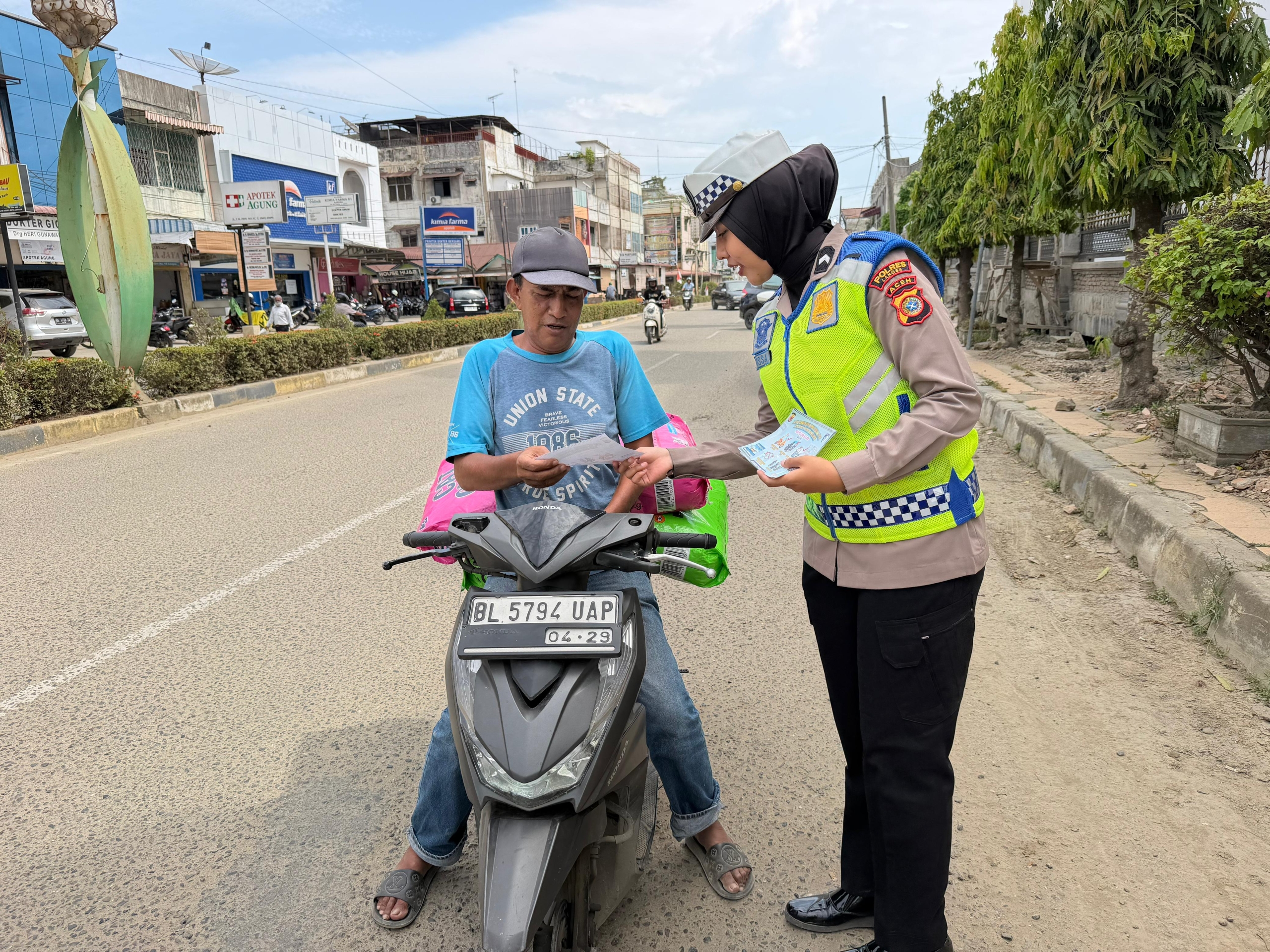 Satlantas Polres Langsa Edukasi Pengguna Jalan Lewat Pembagian Brosur Tertib Berlalu Lintas