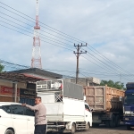 Polsek Langsa Barat Lakukan Pengaturan Lalu Lintas Akibat Antrean Panjang di SPBU Alue Dua