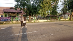 Polsek Birem Bayeun Laksanakan Pengaturan Lalu Lintas Pagi di Kawasan Sekolah dan Simpang Keude