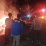 Personel Polsek Birem Bayeun Bergerak Cepat Tangani Kebakaran Bengkel Sepeda Motor