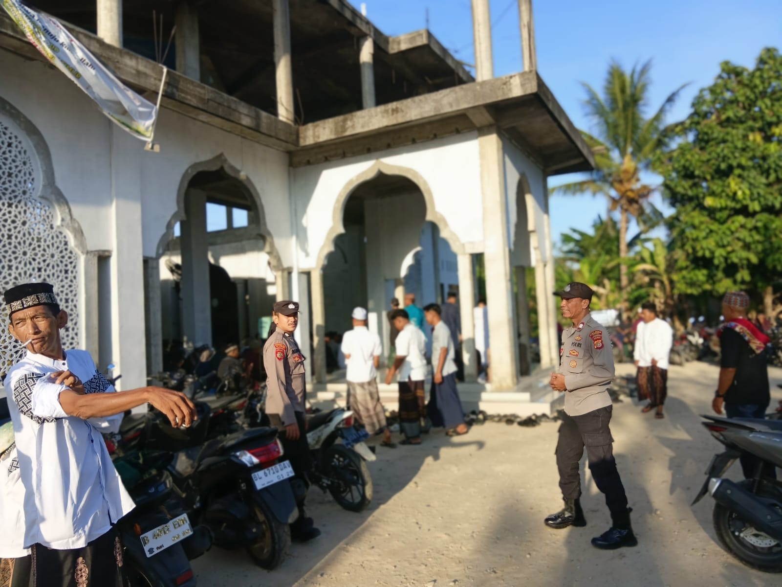 Polsek Birem Bayeun Amankan Pelaksanaan Sholat Idul Fitri di Sejumlah Masjid