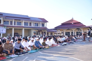 Polres Langsa Gelar Sholat Idul Fitri Berjamaah Bersama Personel dan Masyarakat