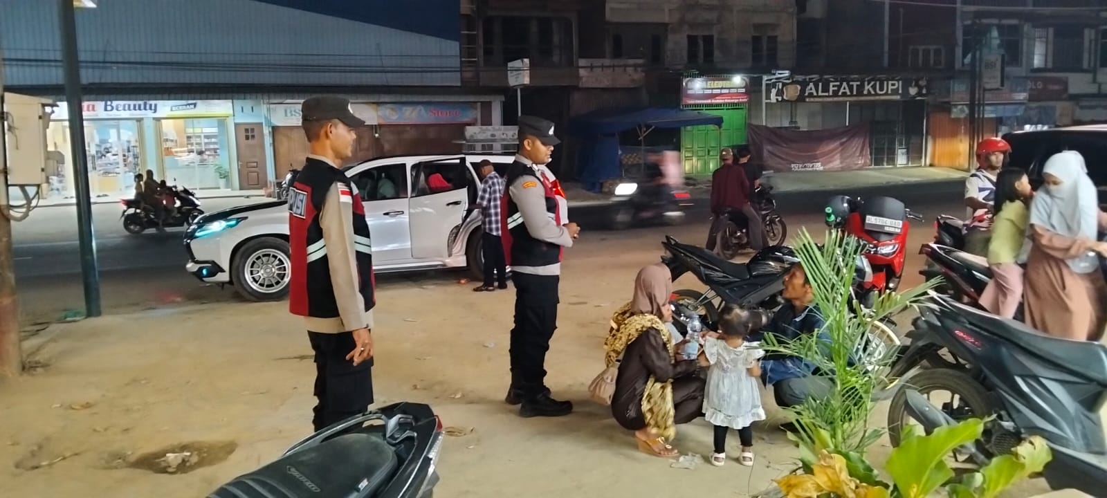Polsek Manyak Payed Laksanakan Patroli Malam, Aktivitas Masyarakat Terpantau Aman