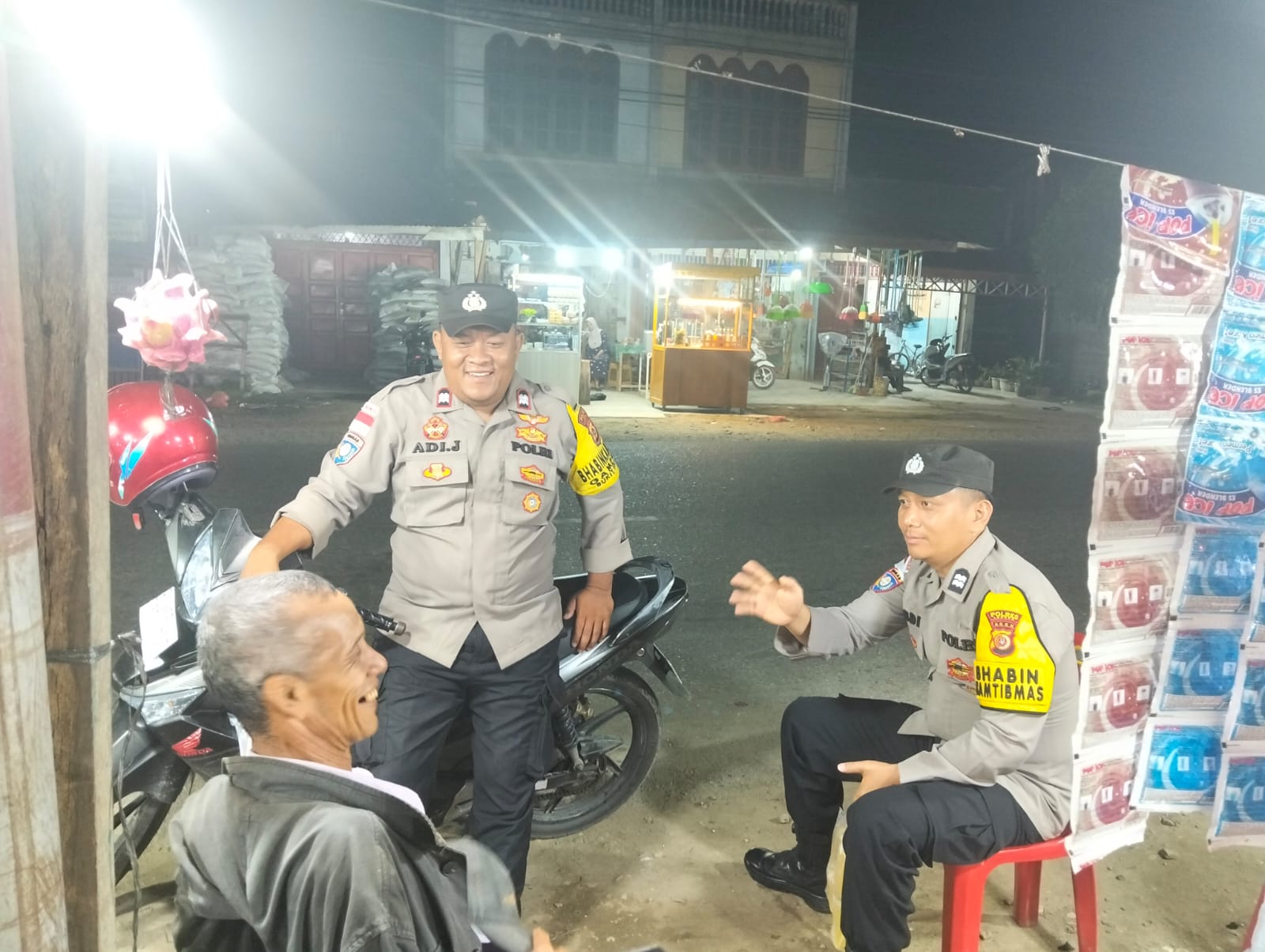 Patroli Malam Polsek Sungai Raya Pantau Aktivitas Warga, Situasi Tetap Aman Kondusif