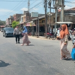 Polsek Sungai Raya Laksanakan Pengaturan Lalu Lintas di Simpang Pasar Pekan
