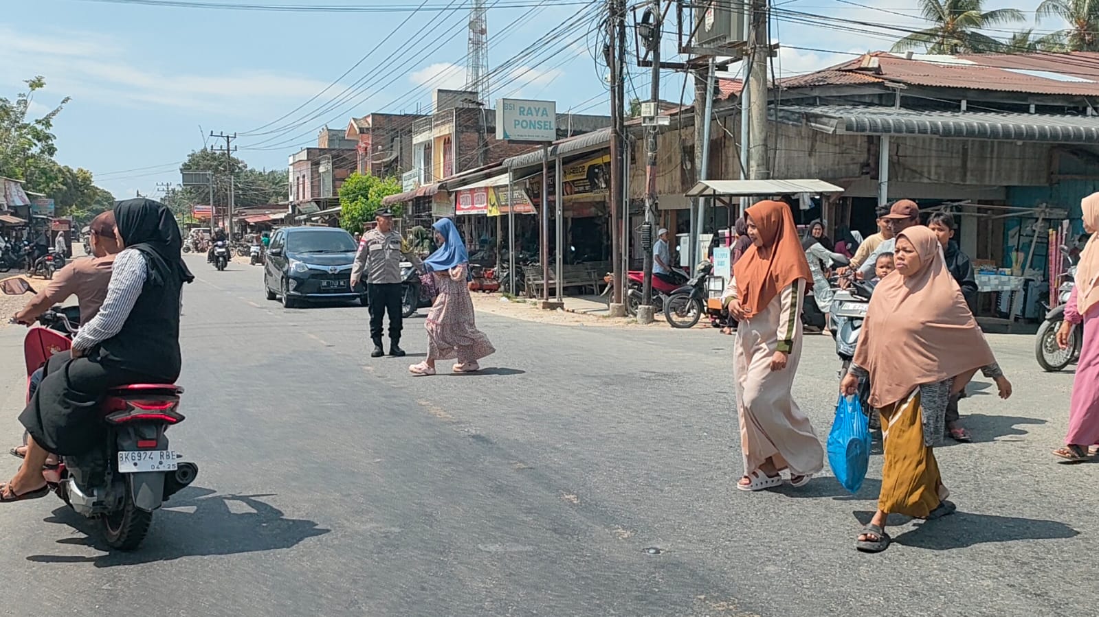 Polsek Sungai Raya Laksanakan Pengaturan Lalu Lintas di Simpang Pasar Pekan
