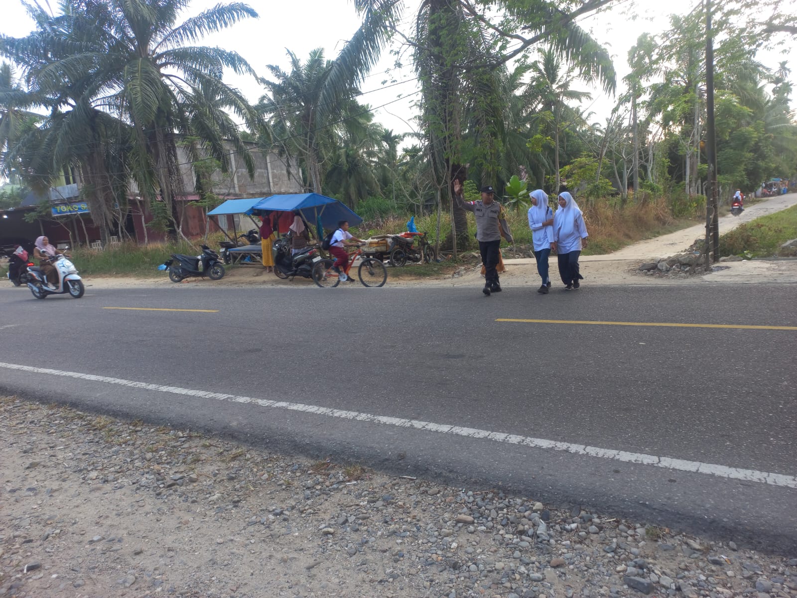 Polsek Sungai Raya Intensifkan Pengaturan Lalu Lintas di Kawasan Sekolah