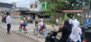 Polsek Manyak Payed Optimalkan Gatur Lalin Pagi di Lingkungan Sekolah