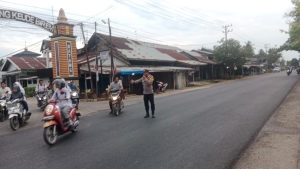 Polsek Birem Bayeun Laksanakan Gatur Lalin Pagi di Titik Rawan Kemacetan