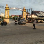 Polsek Birem Bayeun Laksanakan Protap 01, Tertibkan Lalu Lintas di Simpang Keude dan Lingkungan Sekolah