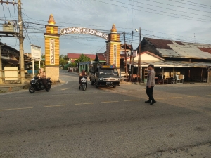 Polsek Birem Bayeun Laksanakan Protap 01, Tertibkan Lalu Lintas di Simpang Keude dan Lingkungan Sekolah
