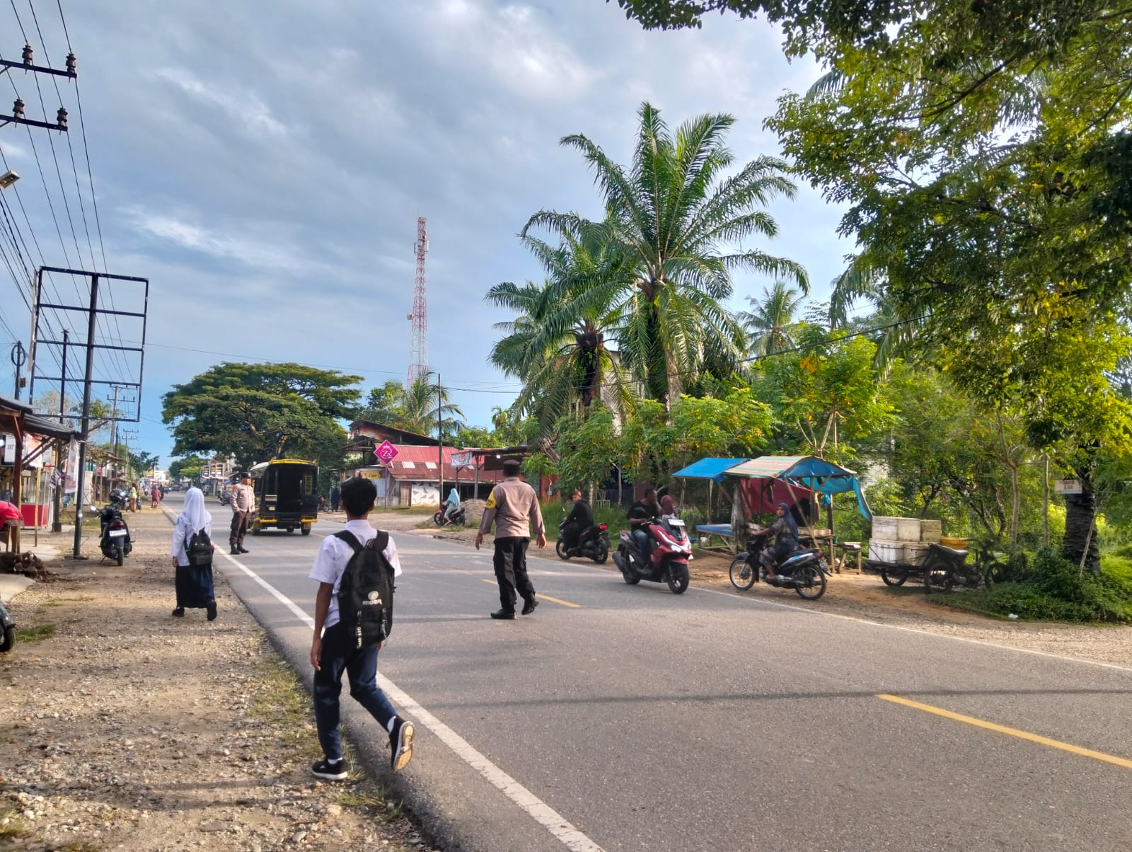 Polsek Sungai Raya Laksanakan Gatur Lalin Pagi Dukung Kamtibcarlantas di Lingkungan Sekolah