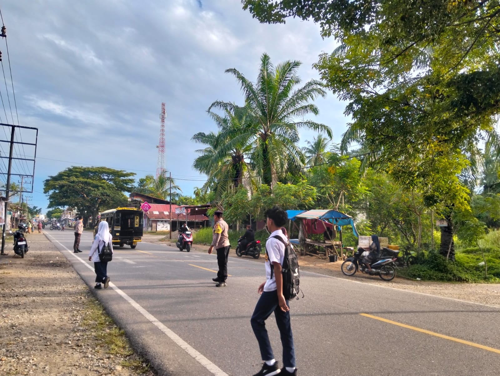 Polsek Sungai Raya Laksanakan Protap 01, Atur Lalu Lintas di Kawasan Sekolah