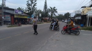 Polsek Birem Bayeun Optimalkan Pengaturan Lalu Lintas di Titik Rawan Pagi Hari
