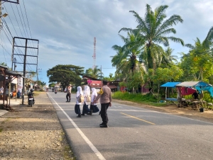 Polsek Sungai Raya Laksanakan Protap 01, Atur Lalu Lintas di Kawasan Sekolah