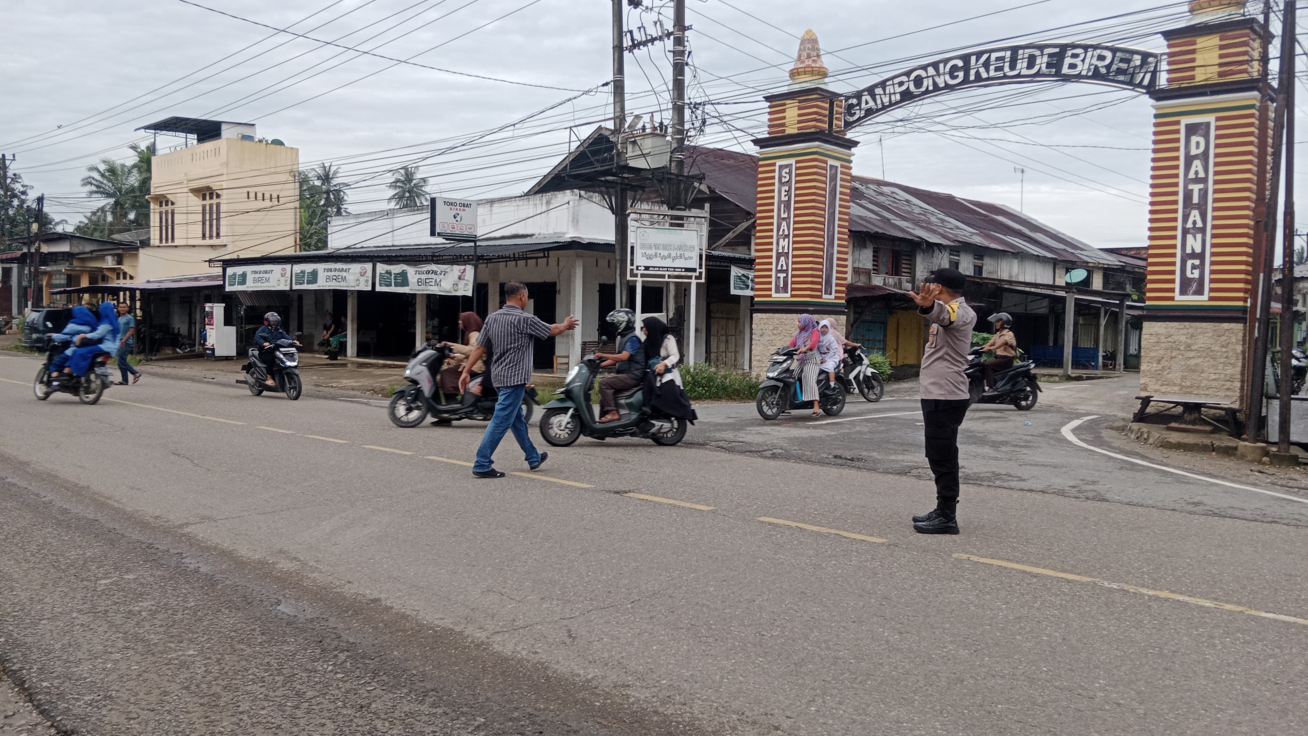 Polsek Birem Bayeun Laksanakan Protap 01, Tertibkan Lalu Lintas di Kawasan Sekolah dan Simpang Padat