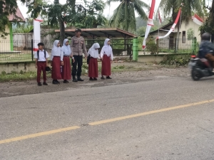 Polsek Birem Bayeun Laksanakan Protap 01 untuk Kelancaran Lalu Lintas Pagi Hari