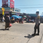 Polsek Sungai Raya Laksanakan Protap 01, Tertibkan Arus Lalu Lintas di Simpang Pasar Pekan