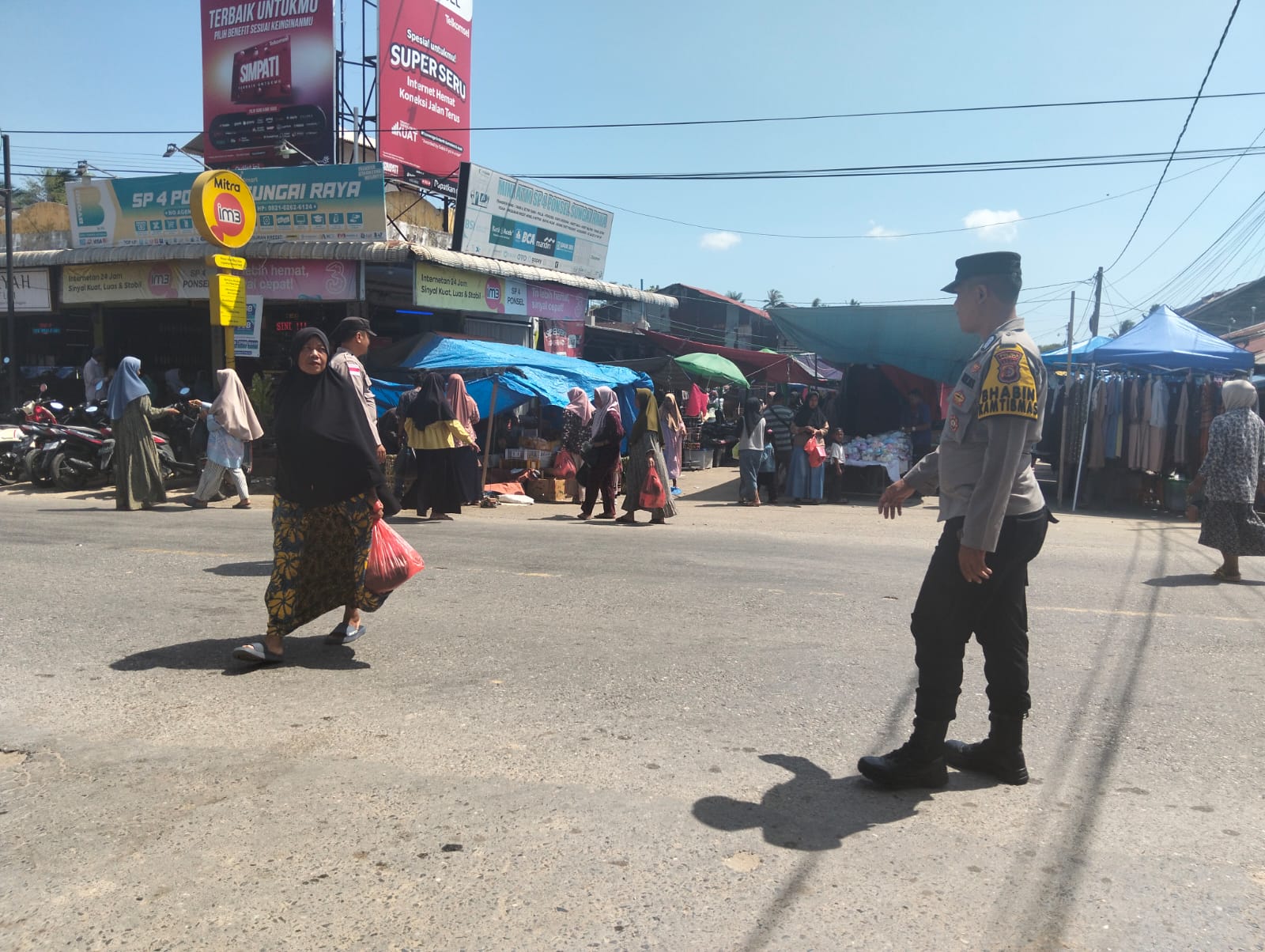 Polsek Sungai Raya Laksanakan Protap 01, Tertibkan Arus Lalu Lintas di Simpang Pasar Pekan