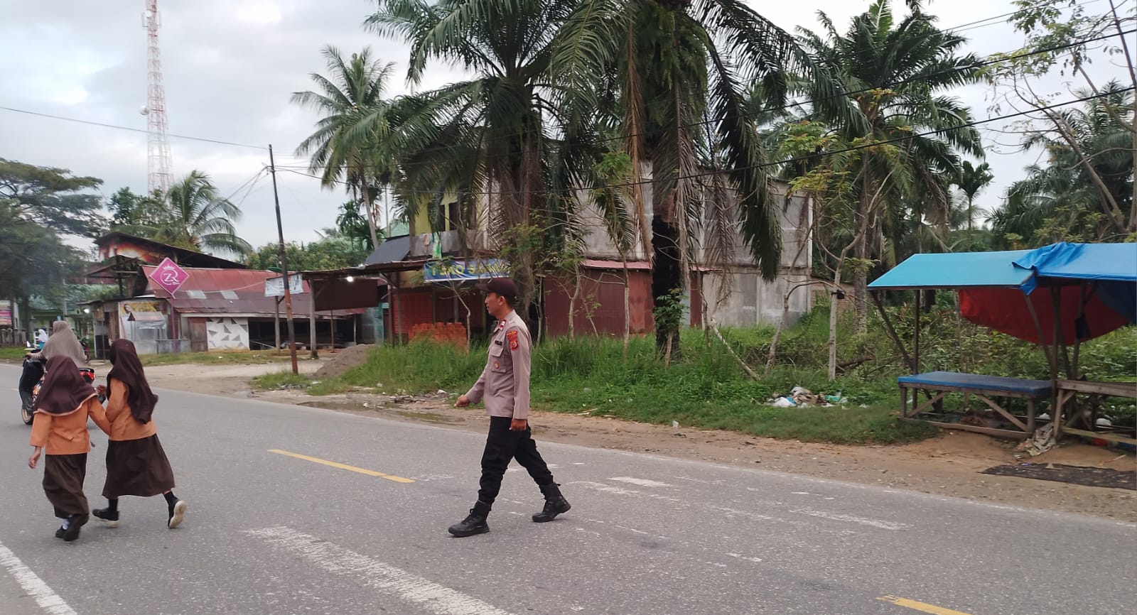 Polsek Sungai Raya Laksanakan Protap 01, Wujudkan Kamseltibcar Lantas di Lingkungan Sekolah